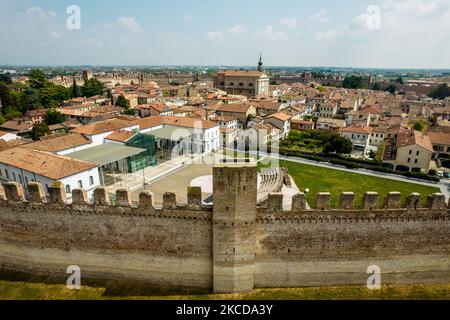 Vista sui droni della città medievale fortificata Cittadella, in provincia di Padova. Cittadella è l'unica città fortificata in tutta Europa ad avere un sentiero medievale, completamente ellittico, percorribile a piedi Parapect. Le mura possono essere visitate con una passeggiata panoramica a 15 metri di altezza. A causa della pandemia di coronavirus, la passeggiata delle pareti è chiusa. (Foto di Manuel Romano/NurPhoto) Foto Stock