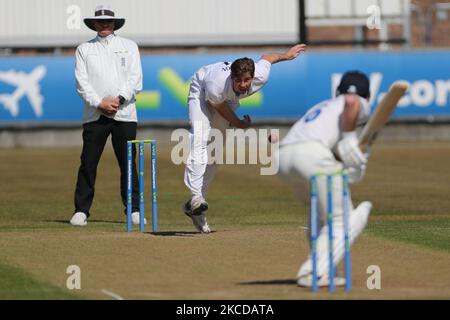 Ben Aitchinson di Derbyshire bowling durante la partita LV= Insurance County Championship tra Durham County Cricket Club e Derbyshire County Cricket Club a Emirates Riverside, Chester le Street venerdì 23rd aprile 2021. (Foto di Robert Smith/MI News/NurPhoto) Foto Stock