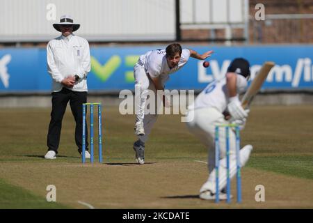 Ben Aitchinson di Derbyshire bowling durante la partita LV= Insurance County Championship tra Durham County Cricket Club e Derbyshire County Cricket Club a Emirates Riverside, Chester le Street venerdì 23rd aprile 2021. (Foto di Robert Smith/MI News/NurPhoto) Foto Stock