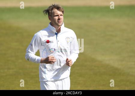 CHESTER LE STREET, REGNO UNITO. APRILE 23rd Matt Critchley of Derbyshire durante la partita LV= Insurance County Championship tra il Durham County Cricket Club e il Derbyshire County Cricket Club presso Emirates Riverside, Chester le Street venerdì 23rd aprile 2021. (Credit: Robert Smith | MI News) (Foto di MI News/NurPhoto) Foto Stock