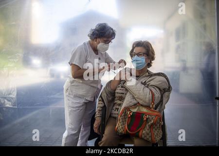 Un'infermiera del team dell'Ospedale Universitario Centrale delle Asturie (HUCA) vaccina una donna con Pfizer negli autocovid installati dal sistema sanitario Asturiano del Principato delle Asturie (SESPA) a Norena, Asturie, Spagna il 22 aprile 2021. (Foto di Alvaro Fuente/NurPhoto) Foto Stock