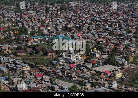 Veduta aerea di Gurudwara Chati Patshahi, Nowhatta, Srinagar, Jammu e Kashmir, India il 24 aprile 2021. (Foto di Nasir Kachroo/NurPhoto) Foto Stock