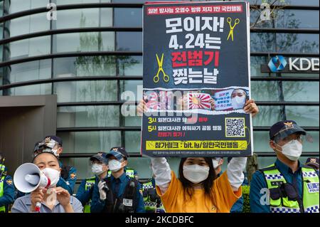 Alcuni manifestanti gridano slogan e sostengono che il governo giapponese dovrebbe bere acqua radioattiva contaminata Fukushima durante una protesta contro la decisione del governo giapponese di rilasciare acqua radioattiva dalla centrale nucleare di Fukushima in scintille marine oltraggio al di fuori dell'ambasciata giapponese il 24 aprile 202 a Seoul, Corea del Sud. (Foto di Chris Jung/NurPhoto) Foto Stock