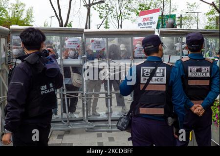 La polizia blocca l'area con muri temporanei per impedire ai manifestanti di avvicinarsi all'ambasciata giapponese a Seoul durante una protesta contro la decisione del governo giapponese di rilasciare acqua radioattiva dalla centrale nucleare di Fukushima in scintille marine indignate al di fuori dell'ambasciata giapponese il 24 aprile 202 a Seoul, Corea del Sud. (Foto di Chris Jung/NurPhoto) Foto Stock