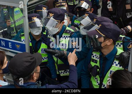 I manifestanti sono in conflitto con gli ufficiali di polizia durante una protesta contro la decisione del governo giapponese di rilasciare acqua radioattiva dalla centrale nucleare di Fukushima in scintille marine indignate al di fuori dell'ambasciata giapponese il 24 aprile 202 a Seoul, Corea del Sud. (Foto di Chris Jung/NurPhoto) Foto Stock