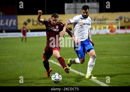 Alexandru Chipciu (L) e Marius Constantin (R), in azione durante la partita rumena Liga 1 tra il cfr Cluj e l'Universitatea Craiova, nello stadio Dr. Constantin Radulescu, a Cluj-Napoca, Romania, 24 aprile 2021. (Foto di Flaviu Buboi/NurPhoto) Foto Stock