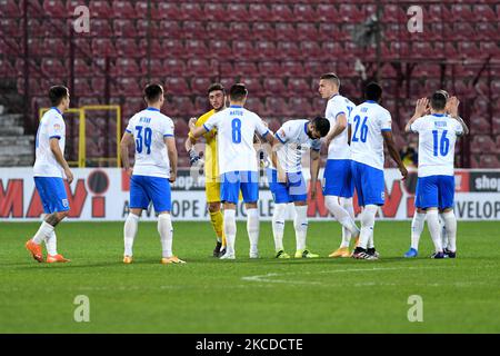 Giocatori di Universitatea Craiova all'inizio della partita contro cfr Cluj, Liga rumena 1, Dr. Constantin Radulescu Stadio, Cluj-Napoca, Romania, 24 aprile 2021 (Foto di Flaviu Buboi/NurPhoto) Foto Stock