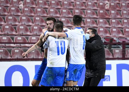 I giocatori dell'Universitatea Craiova festeggiano il secondo gol contro il cfr Cluj, la Liga rumena 1, lo stadio Dr. Constantin Radulescu, Cluj-Napoca, Romania, 24 aprile 2021 (Foto di Flaviu Buboi/NurPhoto) Foto Stock