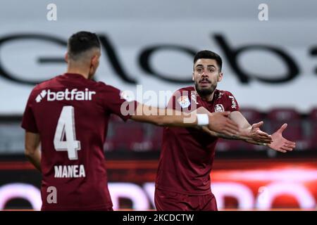 Andrei Burca, difensore del cfr Cluj, che litigava con i suoi compagni di squadra durante la partita rumena Liga 1 tra il cfr Cluj e l'Universitatea Craiova, nello stadio del Dr. Constantin Radulescu, a Cluj-Napoca, Romania, 24 aprile 2021. (Foto di Flaviu Buboi/NurPhoto) Foto Stock