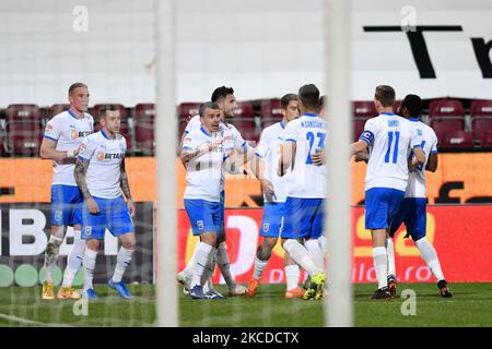 I giocatori dell'Universitatea Craiova festeggiano il primo gol contro il cfr Cluj, la Liga rumena 1, lo stadio Dr. Constantin Radulescu, Cluj-Napoca, Romania, 24 aprile 2021 (Foto di Flaviu Buboi/NurPhoto) Foto Stock