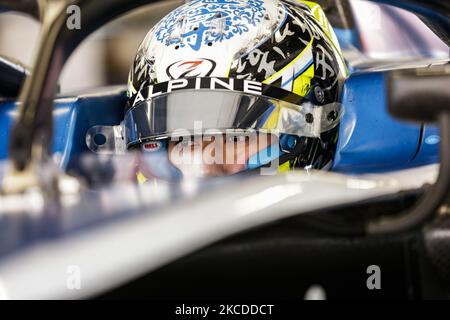 Guanyu Zhou dalla Cina di UNI - Virtuosi Racing, ritratto durante il terzo giorno della FIA di Formula 2 Test sul circuito di Barcellona - Catalunya il 25 aprile 2021 a Montmelo, Spagna. (Foto di Xavier Bonilla/NurPhoto) Foto Stock