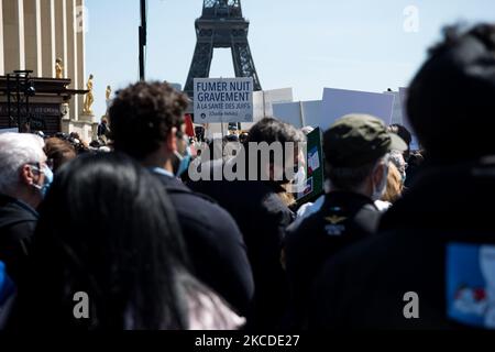Il fumo è gravemente dannoso per la salute ebraica. Questo è scritto su un segno mostrato durante l'evento commemorativo di Sarah Halimi, in piazza Trocadero, a Parigi, il 25 aprile 2021. (Foto di Andrea Savorani Neri/NurPhoto) Foto Stock