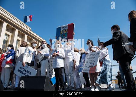 Uno dei momenti della grande manifestazione per chiedere giustizia a Sarah Halimi, uccisa con il motivo dell'antisemitismo nel 2017, organizzata al Trocadero di Parigi il 25 aprile 2021. (Foto di Andrea Savorani Neri/NurPhoto) Foto Stock