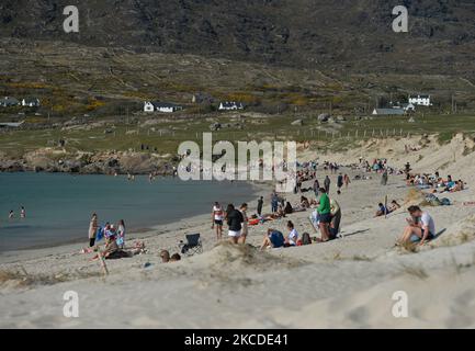 Una vista generale della spiaggia di Dog's Bay, vista durante il blocco COVID-19. Lunedì prossimo ci sarà un altro lieve alleggerimento delle restrizioni. Essa riguarderà in particolare le riunioni sportive all'aperto, la riapertura di alcune attrazioni ai visitatori e l'aumento del numero di partecipanti ai funerali a 25 persone. Domenica 25 aprile 2021, a Ervallagh, Roundstone, Connemara, Galway, Irlanda. (Foto di Artur Widak/NurPhoto) Foto Stock