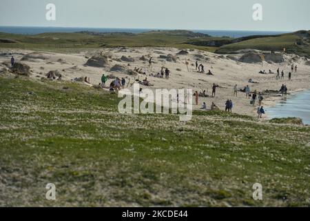 Una vista generale della spiaggia di Dog's Bay, vista durante il blocco COVID-19. Lunedì prossimo ci sarà un altro lieve alleggerimento delle restrizioni. Essa riguarderà in particolare le riunioni sportive all'aperto, la riapertura di alcune attrazioni ai visitatori e l'aumento del numero di partecipanti ai funerali a 25 persone. Domenica 25 aprile 2021, a Ervallagh, Roundstone, Connemara, Galway, Irlanda. (Foto di Artur Widak/NurPhoto) Foto Stock