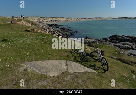 Una vista generale della spiaggia di Dog's Bay, vista durante il blocco COVID-19. Lunedì prossimo ci sarà un altro lieve alleggerimento delle restrizioni. Essa riguarderà in particolare le riunioni sportive all'aperto, la riapertura di alcune attrazioni ai visitatori e l'aumento del numero di partecipanti ai funerali a 25 persone. Domenica 25 aprile 2021, a Ervallagh, Roundstone, Connemara, Galway, Irlanda. (Foto di Artur Widak/NurPhoto) Foto Stock