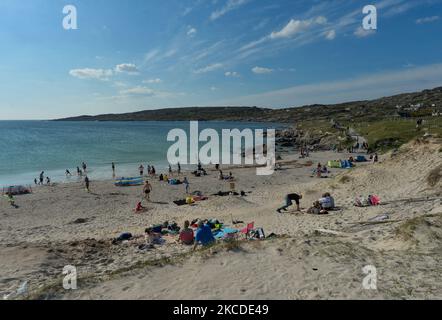 Una vista generale della spiaggia di Dog's Bay, vista durante il blocco COVID-19. Lunedì prossimo ci sarà un altro lieve alleggerimento delle restrizioni. Essa riguarderà in particolare le riunioni sportive all'aperto, la riapertura di alcune attrazioni ai visitatori e l'aumento del numero di partecipanti ai funerali a 25 persone. Domenica 25 aprile 2021, a Ervallagh, Roundstone, Connemara, Galway, Irlanda. (Foto di Artur Widak/NurPhoto) Foto Stock