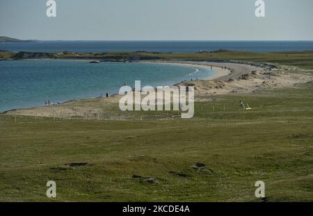 Una vista generale della spiaggia di Gurteen Bay, vista durante il blocco COVID-19. Lunedì prossimo ci sarà un altro lieve alleggerimento delle restrizioni. Essa riguarderà in particolare le riunioni sportive all'aperto, la riapertura di alcune attrazioni ai visitatori e l'aumento del numero di partecipanti ai funerali a 25 persone. Domenica 25 aprile 2021, a Roundstone, Connemara, Co. Galway, Irlanda. (Foto di Artur Widak/NurPhoto) Foto Stock