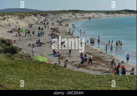 Una vista generale della spiaggia di Dog's Bay, vista durante il blocco COVID-19. Lunedì prossimo ci sarà un altro lieve alleggerimento delle restrizioni. Essa riguarderà in particolare le riunioni sportive all'aperto, la riapertura di alcune attrazioni ai visitatori e l'aumento del numero di partecipanti ai funerali a 25 persone. Domenica 25 aprile 2021, a Roundstone, Connemara, Co. Galway, Irlanda. (Foto di Artur Widak/NurPhoto) Foto Stock