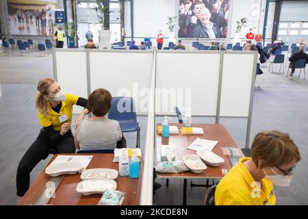 Le cabine di vaccinazione. Nuovo centro di vaccinazione XL contro il coronavirus COVd di Helmond del Servizio sanitario municipale GGD, olandese Gemeentelijke Gezondheidsdienst, un'organizzazione sanitaria pubblica decentrata. Il nuovo centro di vaccinazione, una fabbrica trasformata - magazzino fa parte del programma di vaccinazione olandese contro COVID-19, il sistema invita le persone a ottenere la jab con un obiettivo per tutti gli oltre 18 anni di essere invitati nel 2021. Il nuovo impianto di Helmond è stato inaugurato sabato 24 aprile 2021, offrendo al vaccino BioNTech Pfizer la possibilità di vaccinare oltre 5000 persone al giorno nei 13+ l. Foto Stock