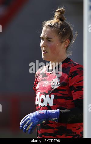 Mary Earps of Manchester United Women si scalda durante la partita della Super League delle Donne fa di Barclays tra le Donne di Brighton e Hove Albion e le Donne del Manchester United al People's Pension Stadium il 04th aprile 2021 a Crawley, Inghilterra. (Foto di Action Foto Sport/NurPhoto) Foto Stock