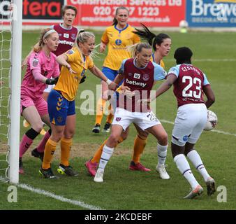 Poppy Pattinson of Everton Ladies(Yellow) durante la partita di Super League delle donne di Barclays fa tra le donne del West Ham United Women ed Everton al Chigwell Construction Stadium il 25th aprile 2021 a Dagenham, Inghilterra. (Foto di Action Foto Sport/NurPhoto) Foto Stock