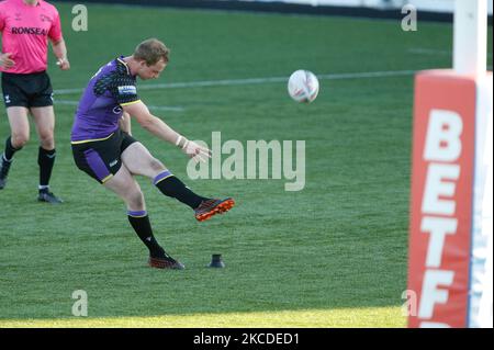 Josh Woods of Newcastle Thunder aggiunge gli extra dopo la prova di Jay Chapelhow durante la partita del campionato TRA Newcastle Thunder e Sheffield Eagles a Kingston Park, Newcastle, Inghilterra il 25th aprile 2021. (Foto di Chris Lishman/MI News/NurPhoto) Foto Stock