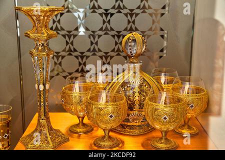 Vetri di cristallo incrostati di oro sono esposti in una gioielleria nel villaggio di Oia (Ia) sull'isola di Santorini, in Grecia. (Foto di Creative Touch Imaging Ltd./NurPhoto) Foto Stock