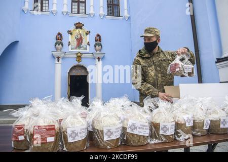 Ufficiale ucraino durante la cerimonia o santificare il tradizionale pasquale di pane ucraino di fronte alla cattedrale di San Michele a Kyiv, Ucraina, il 26 aprile 2021, che sarà inviato ai soldati ucraini coinvolti nell'operazione delle forze congiunte nella parte orientale dell'Ucraina, Avanti di Pasqua.(Foto di Maxym Marusenko/NurPhoto) Foto Stock