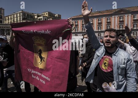 I manifestanti protestano contro il comportamento nazionalista patriottico dei sindaci dell'Italia meridionale in Piazza Plebiscito a Napoli, 25 aprile 2020, poiché i sindaci chiedono chiarimenti e trasparenza sulla distribuzione delle risorse dell'UE di nuova generazione. Sulla base delle indicazioni europee sui criteri di distribuzione delle risorse in base al PIL, alla popolazione e alla disoccupazione, il governo Draghi assegna al mezzogiorno il 40% del piano di ripresa da 200 miliardi di euro. (Foto di Manuel Dorati/NurPhoto) Foto Stock