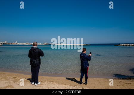Due signori fotografano la spiaggia di pane e Pomodoro il primo giorno nella zona arancione dopo più di un mese a Bari il 26 aprile 2021. L'Italia cerca di ripartire e la Puglia da questa mattina e dopo più di cinque settimane nella zona rossa, è tornata nella zona a rischio arancione, Ma il settore matrimoni ed eventi privati è ancora fermo e oggi ha portato in strada a Bari e in altre 11 città italiane in una manifestazione nazionale organizzata da Unanime in collaborazione con Federmep, Assoeventi e Feu a clamore per un immediato riavvio e adeguati rinfreschi. (Foto di Davide Pis Foto Stock