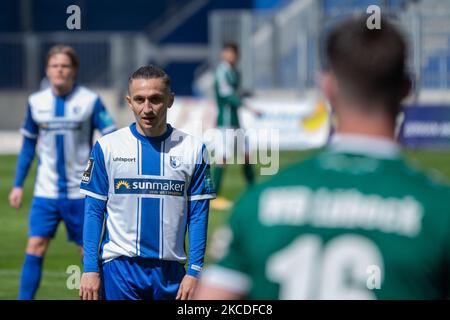 Baris Atik di Magdeburgo guarda durante gli anni '3. Liga partita tra 1. FC Magdeburg e VfB Lubeck alla MDCC-Arena il 25 aprile 2021 a Magdeburg, Germania. (Foto di Peter Niedung/NurPhoto) Foto Stock