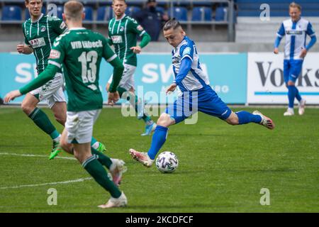 Baris Atik di Magdeburgo controlla la palla durante gli anni '3. Liga partita tra 1. FC Magdeburg e VfB Lubeck alla MDCC-Arena il 25 aprile 2021 a Magdeburg, Germania. (Foto di Peter Niedung/NurPhoto) Foto Stock