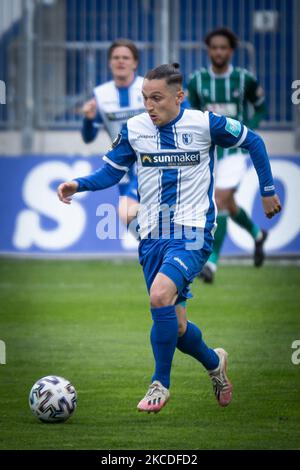 Baris Atik di Magdeburgo controlla la palla durante gli anni '3. Liga partita tra 1. FC Magdeburg e VfB Lubeck alla MDCC-Arena il 25 aprile 2021 a Magdeburg, Germania. (Foto di Peter Niedung/NurPhoto) Foto Stock