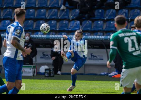 Baris Atik di Magdeburgo controlla la palla durante gli anni '3. Liga partita tra 1. FC Magdeburg e VfB Lubeck alla MDCC-Arena il 25 aprile 2021 a Magdeburg, Germania. (Foto di Peter Niedung/NurPhoto) Foto Stock