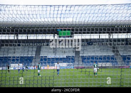 In occasione del 100th° anniversario Heinz Kruegel tifosi di Magdeburgo hanno appeso in memoria di banner durante il 3. Liga partita tra 1. FC Magdeburg e VfB Lubeck alla MDCC-Arena il 25 aprile 2021 a Magdeburg, Germania. (Foto di Peter Niedung/NurPhoto) Foto Stock