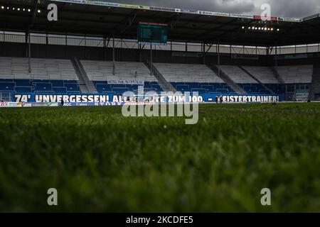 In occasione del 100th° anniversario Heinz Kruegel tifosi di Magdeburgo hanno appeso in memoria di banner prima del 3. Liga partita tra 1. FC Magdeburg e VfB Lubeck alla MDCC-Arena il 25 aprile 2021 a Magdeburg, Germania. (Foto di Peter Niedung/NurPhoto) Foto Stock