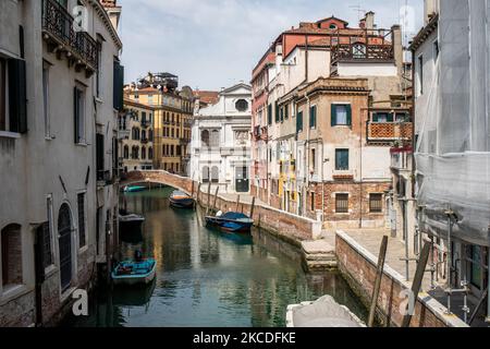 I canali di Venezia sono quasi senza traffico con solo mezzi pubblici o sport sporadici che approfittano della tranquillità di fare fila su tipiche barche veneziane. Venezia questa primavera appare quasi deserta nei fine settimana. Il numero di turisti italiani e stranieri che vengono a visitare la Serenissima è minimo a causa della pandemia del Covid-19. L'economia turistica della regione è in profonda crisi. (Foto di Mauro Ujetto/NurPhoto) Foto Stock
