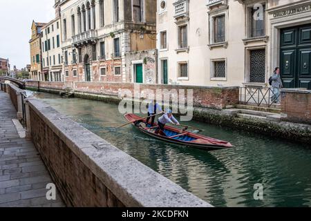 I canali di Venezia sono quasi senza traffico con solo mezzi pubblici o sport sporadici che approfittano della tranquillità di fare fila su tipiche barche veneziane. Venezia questa primavera appare quasi deserta nei fine settimana. Il numero di turisti italiani e stranieri che vengono a visitare la Serenissima è minimo a causa della pandemia del Covid-19. L'economia turistica della regione è in profonda crisi. (Foto di Mauro Ujetto/NurPhoto) Foto Stock