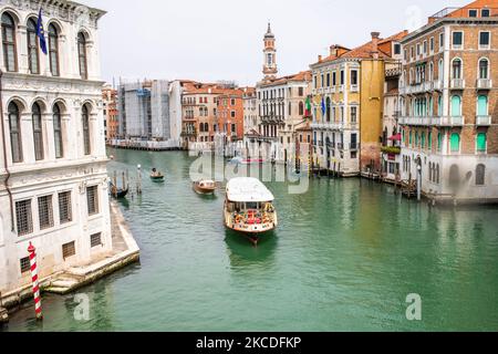 I canali di Venezia sono quasi senza traffico con solo mezzi pubblici o sport sporadici che approfittano della tranquillità di fare fila su tipiche barche veneziane. Venezia questa primavera appare quasi deserta nei fine settimana. Il numero di turisti italiani e stranieri che vengono a visitare la Serenissima è minimo a causa della pandemia del Covid-19. L'economia turistica della regione è in profonda crisi. (Foto di Mauro Ujetto/NurPhoto) Foto Stock