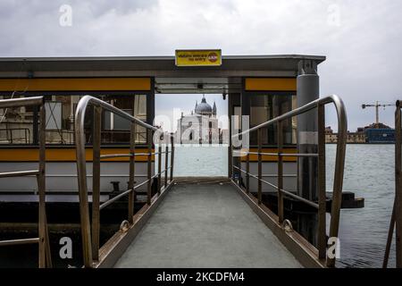 I canali di Venezia sono quasi senza traffico con solo mezzi pubblici o sport sporadici che approfittano della tranquillità di fare fila su tipiche barche veneziane. Venezia questa primavera appare quasi deserta nei fine settimana. Il numero di turisti italiani e stranieri che vengono a visitare la Serenissima è minimo a causa della pandemia del Covid-19. L'economia turistica della regione è in profonda crisi. (Foto di Mauro Ujetto/NurPhoto) Foto Stock