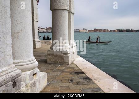 I canali di Venezia sono quasi senza traffico con solo mezzi pubblici o sport sporadici che approfittano della tranquillità di fare fila su tipiche barche veneziane. Venezia questa primavera appare quasi deserta nei fine settimana. Il numero di turisti italiani e stranieri che vengono a visitare la Serenissima è minimo a causa della pandemia del Covid-19. L'economia turistica della regione è in profonda crisi. (Foto di Mauro Ujetto/NurPhoto) Foto Stock