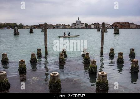 I canali di Venezia sono quasi senza traffico con solo mezzi pubblici o sport sporadici che approfittano della tranquillità di fare fila su tipiche barche veneziane. Venezia questa primavera appare quasi deserta nei fine settimana. Il numero di turisti italiani e stranieri che vengono a visitare la Serenissima è minimo a causa della pandemia del Covid-19. L'economia turistica della regione è in profonda crisi. (Foto di Mauro Ujetto/NurPhoto) Foto Stock