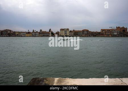 I canali di Venezia sono quasi senza traffico con solo mezzi pubblici o sport sporadici che approfittano della tranquillità di fare fila su tipiche barche veneziane. Venezia questa primavera appare quasi deserta nei fine settimana. Il numero di turisti italiani e stranieri che vengono a visitare la Serenissima è minimo a causa della pandemia del Covid-19. L'economia turistica della regione è in profonda crisi. (Foto di Mauro Ujetto/NurPhoto) Foto Stock