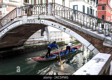 I canali di Venezia sono quasi senza traffico con solo mezzi pubblici o sport sporadici che approfittano della tranquillità di fare fila su tipiche barche veneziane. Venezia questa primavera appare quasi deserta nei fine settimana. Il numero di turisti italiani e stranieri che vengono a visitare la Serenissima è minimo a causa della pandemia del Covid-19. L'economia turistica della regione è in profonda crisi. (Foto di Mauro Ujetto/NurPhoto) Foto Stock
