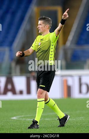 L'arbitro Daniele Orsato gesta durante la Serie Un match tra SS Lazio e AC Milan allo Stadio Olimpico di Roma il 26 aprile 2021. (Foto di Giuseppe Maffia/NurPhoto) Foto Stock