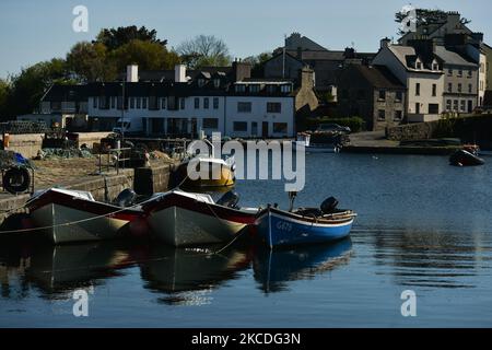 Barche da pesca nel porto di Roundstone nella foto durante il blocco COVID-19. Da oggi, l'Irlanda sta allentando alcune restrizioni, tra cui la riapertura di impianti sportivi all'aperto, campi sportivi, campi da golf e da tennis. Le attività sportive senza contatto come il golf e il tennis possono riprendere. Riapriranno anche alcune attrazioni turistiche, tra cui giardini zoologici, fattorie animali aperte e siti storici, ma non parchi divertimenti. Tutti i servizi di ospitalità in queste aree saranno disponibili solo per i servizi da take-away e verranno applicati limiti di capacità. Il governo sta lavorando ai piani per riaprire gli hotel dall'inizio di giugno Foto Stock