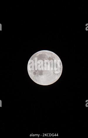 La superluna sopra il cielo del Kent, Regno Unito, il 27 aprile 2021. Una superluna è una luna piena o una nuova luna che quasi coincide con il perigeo -- il più vicino che la Luna viene alla Terra. (Foto di Robin Pope/NurPhoto) Foto Stock