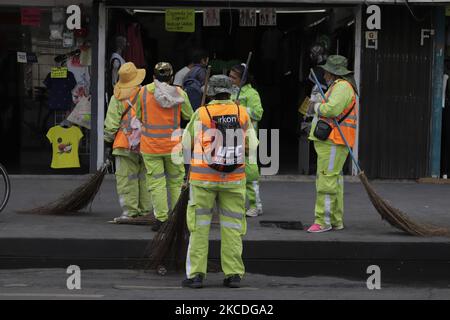 Addetti alla pulizia delle strade di Città del Messico durante l'emergenza sanitaria COVID-19 e il semaforo epidemiologico arancione a Città del Messico, Messico, il 26 aprile 2021. Attualmente, il Messico si colloca al tredicesimo posto nel mondo in termini di infezioni e al terzo in termini di decessi dovuti alla pandemia COVID-19, dietro gli Stati Uniti e il Brasile, secondo la Johns Hopkins University negli Stati Uniti. (Foto di Gerardo Vieyra/NurPhoto) Foto Stock