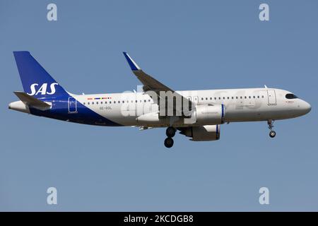 Un SAS Airbus A320neo atterra all'aeroporto Heathrow di Londra nel Regno Unito il 19th aprile 2021. (Foto di Robert Smith/MI News/NurPhoto) Foto Stock